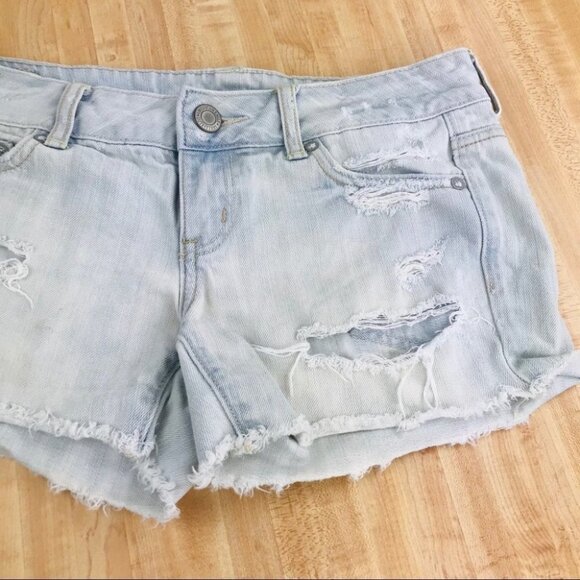 American Eagle Light wash distressed Denim short women Size 4 - Picture 6 of 16